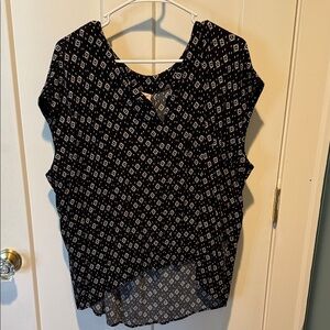 Universal Thread Black and White Geometric Blouse